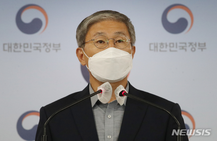 [서울=뉴시스] 김명원 기자 = 김영훈 환경부 기획조정실장이 서울 종로구 정부서울청사 합동브리핑실에서 2022년 환경부 예산(안)에 대한 브리핑을 하고 있다. 환경부는 2022년 예산안에 탄소중립 실현의지를 담아 예산 및 기금안 총 11조 7 ,900억원 규로로 편성했다고 밝혔다. 2021.09.01. kmx1105@newsis.com