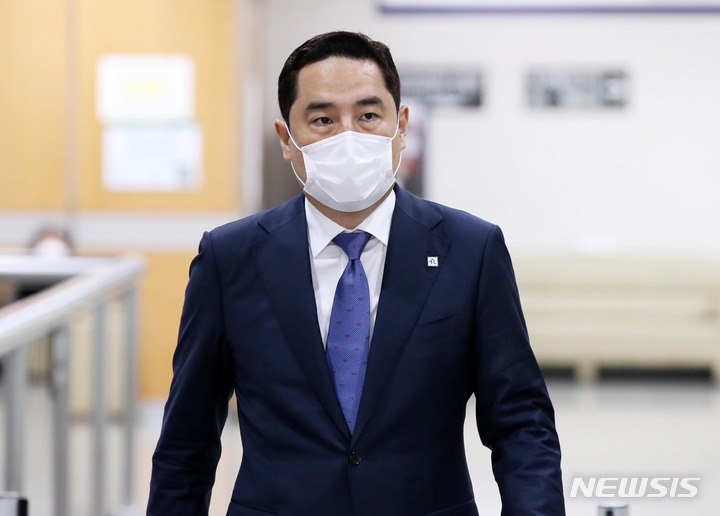 [서울=뉴시스] 고범준 기자 = 박수현 전 청와대 대변인 관련 공직선거법 위반 및 명예훼손 혐의로 기소된 강용석 변호사가 지난 31일 오후 서울 서초구 서울중앙지방법원에서 열린 첫 공판에 출석하고 있다. 2021.08.31. bjko@newsis.com