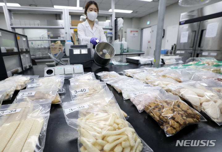 [과천=뉴시스] 조성우 기자 = 지난 2021년 8월 31일 오후 경기도 과천시 서울시보건환경연구원에서 영양평가팀 연구사가 영유아 대상 과자류 70여건에 대한 나트륨 분석을 진행하고 있다. 2021.08.31. xconfind@newsis.com