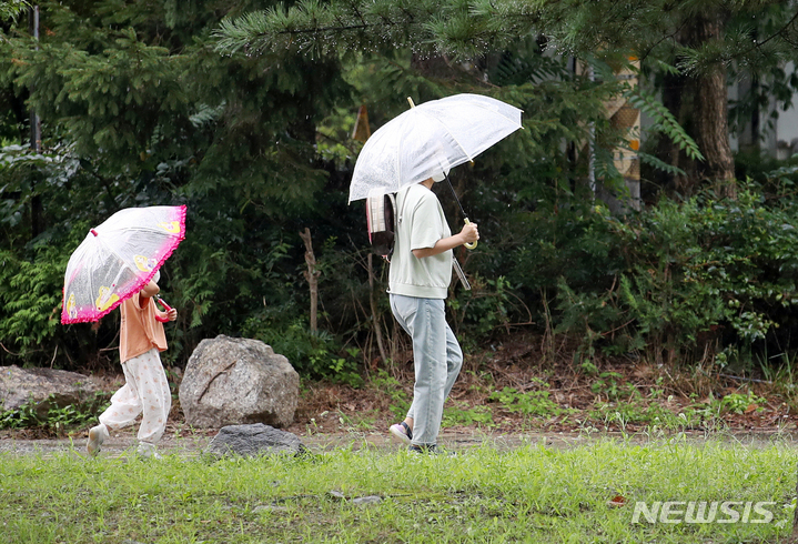 [과천=뉴시스] 조성우 기자 = 한 아이와 엄마가 우산을 쓰고 걸어가고 있다. 2021.08.31. xconfind@newsis.com