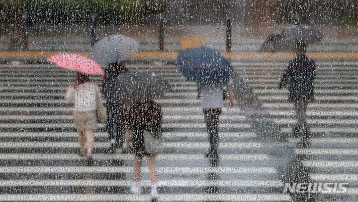 [서울=뉴시스] 이영환 기자 = 지난해 8월31일 오후 서울 중구 세종대로에서 시민들이 우산을 쓰고 걸어가고 있다. (사진=뉴시스 DB). 2021.08.31. 20hwan@newsis.com