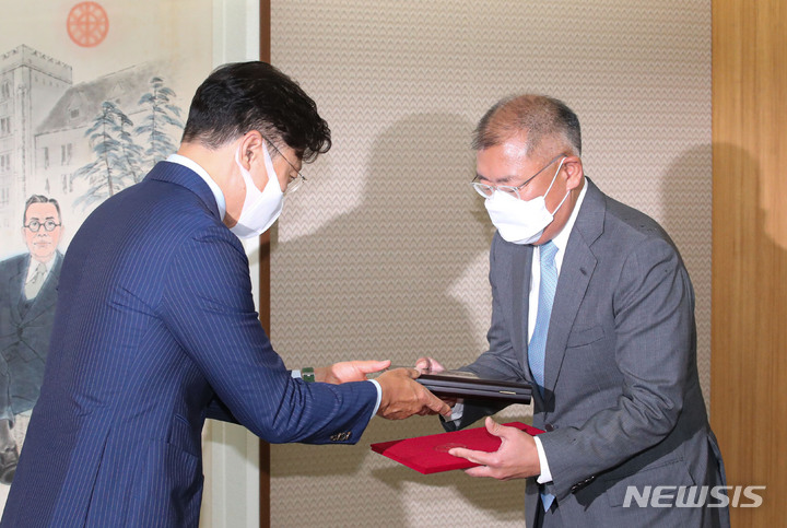 [서울=뉴시스] 권창회 기자 = 김재호 고려중앙학원 이사장(왼쪽)이 31일 오후 서울 성북구 고려대학교에서 열린 기부금 약정 체결식에서 정의선 현대자동차 회장에게 감사패를 수여하고 있다. 현대자동차그룹은 고려대학교의료원에 추진 중인 '정몽구 백신혁신센터' 설립을 위해 100억원을 기부한다. 2021.08.31. kch0523@newsis.com