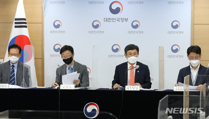 [서울=뉴시스] 김명원 기자 = 안도걸 기획재정부 제2차관이 31일 서울 종로구 정부서울청사 합동브리핑실에서 공공기관 경영평가제도 개선방안에 대한 브리핑을 하고 있다. 왼쪽부터 배근호 한국조세재정연구원 공공기관연구센터 소장, 김준기 서울대 교수, 안도걸 차관, 김윤상 기획재정부 공공정책국장. 2021.08.31. kmx1105@newsis.com