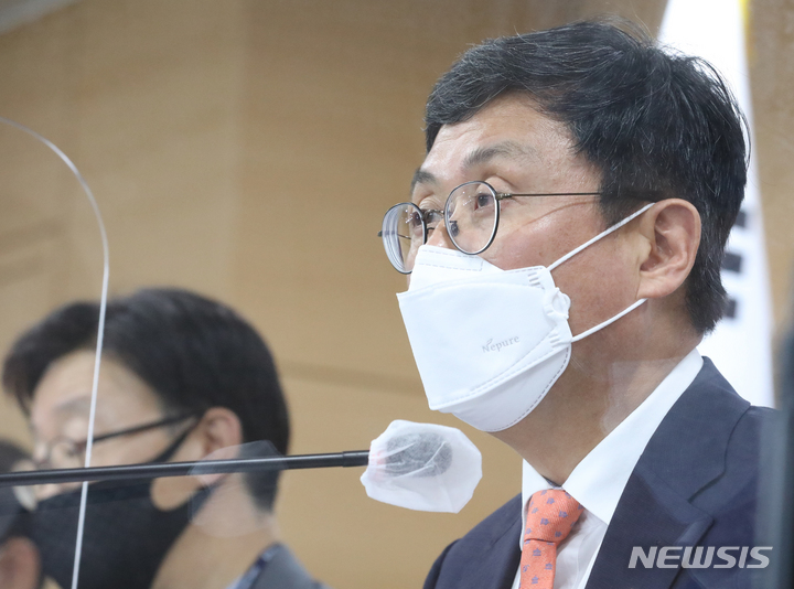 [서울=뉴시스] 김명원 기자 = 안도걸 기획재정부 제2차관이 31일 서울 종로구 정부서울청사 합동브리핑실에서 공공기관 경영평가제도 개선방안에 대한 브리핑을 하고 있다.&nbsp; 2021.08.31. kmx1105@newsis.com