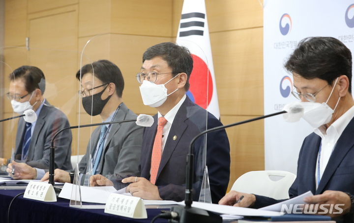 [서울=뉴시스] 김명원 기자 = 안도걸 기획재정부 제2차관이 31일 서울 종로구 정부서울청사 합동브리핑실에서 공공기관 경영평가제도 개선방안에 대한 브리핑을 하고 있다. 왼쪽부터 배근호 한국조세재정연구원 공공기관연구센터 소장, 김준기 서울대 교수, 안도걸 차관, 김윤상 기획재정부 공공정책국장. 2021.08.31. kmx1105@newsis.com