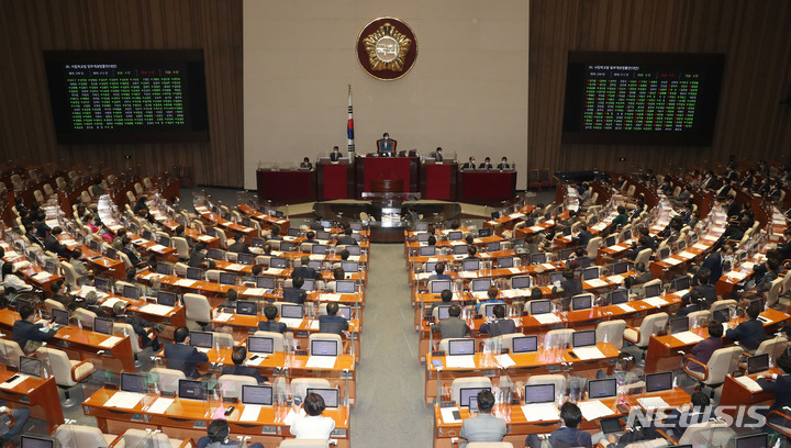 [서울=뉴시스] 전신 기자 = 31일 서울 여의도 국회에서 본회의가 진행되고 있다. (공동취재사진) 2021.08.31. photo@newsis.com