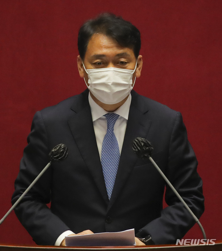 [서울=뉴시스] 전신 기자 = 31일 서울 여의도 국회에서 열린 본회의에서 신임 외통위원장에 선출된 이광재 더불어민주당 의원이 인사말을 하고 있다. (공동취재사진) 2021.08.31. photo@newsis.com