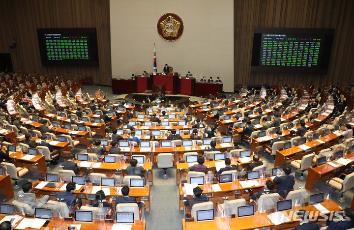 [서울=뉴시스] 전신 기자 = 31일 서울 여의도 국회에서 열린 본회의에서 의료법 일부개정법률안(대안)이 재석 183명 중 찬성 135명, 반대 24명, 기권 24명으로 통과되고 있다. (공동취재사진) 2021.08.31. photo@newsis.com