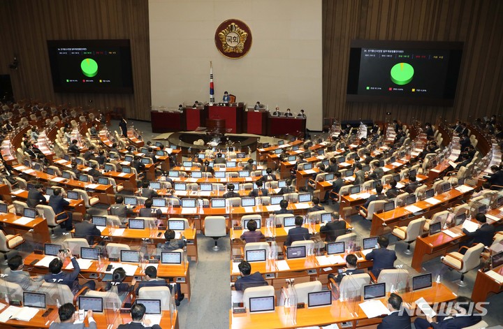 [서울=뉴시스] 전신 기자 = 31일 서울 여의도 국회에서 열린 본회의에서 전기통신사업법 일부개정법률안(대안)이 재석 188명 중 찬성 180명, 반대 0명, 기권 8명으로 통과되고 있다. (공동취재사진) 2021.08.31. photo@newsis.com