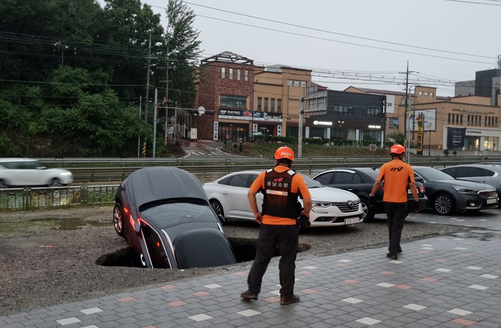 [당진=뉴시스] 이종익 기자 = 1일 오전 충남 당진시 시곡동의 한 주차장에 지반침하(싱크홀)로 차량 1대가 매몰돼 있다. 2021.09.01. (사진=당진소방서 제공) photo@newsis.com  *재판매 및 DB 금지