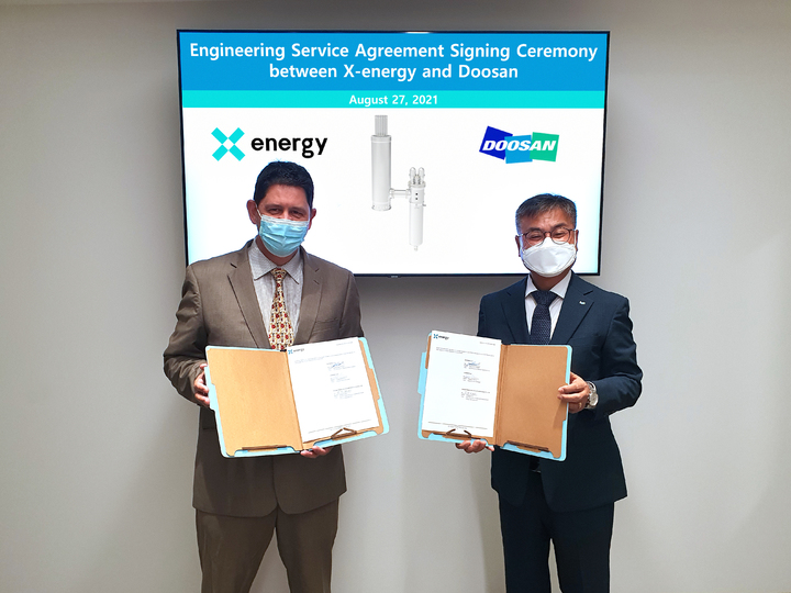 [서울=뉴시스]미국 매릴랜드주(Maryland) 록빌시(Rockville) X-energy 본사에서 마틴 반 스테든(Martin Van Staden) 부사장과 두산중공업 김종두(오른쪽) 상무가 계약 서명식을 한 후 기념촬영을 하고 있다. (사진=두산중공업 제공) *재판매 및 DB 금지