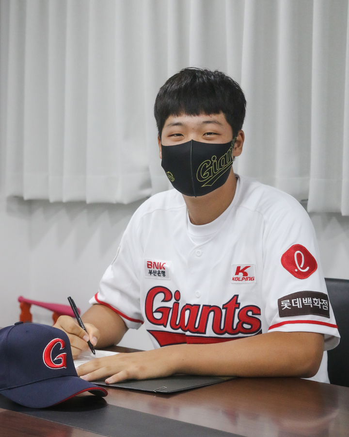 [서울=뉴시스]롯데 자이언츠 신인 이민석.(사진=롯데 자이언츠 제공) *재판매 및 DB 금지