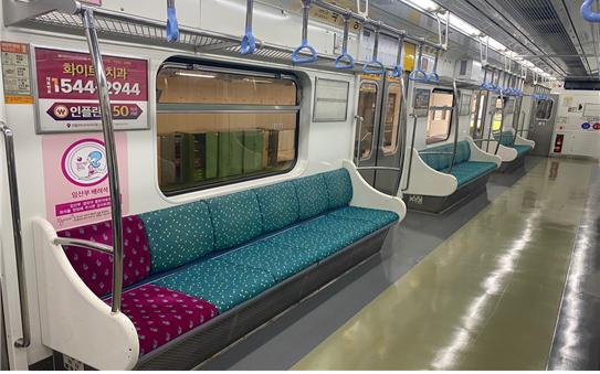 [부산=뉴시스] 부산교통공사, 도시철도 2호선 내 임산부 배려석 좌석을 핑크색으로 새단장. (사진=부산교통공사 제공) *재판매 및 DB 금지