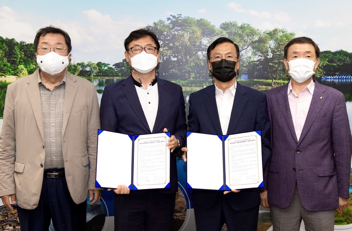 [제천=뉴시스] 이병찬 기자 = 충북 제천시 골프협회와 킹즈락CC가 1일 제천시청에서 지역민 그린피 할인 등 상생협력을 약속하는 업무협약을 하고 있다.(사진=제천시 제공) 2021.09.01. photo@newsis.com *재판매 및 DB 금지