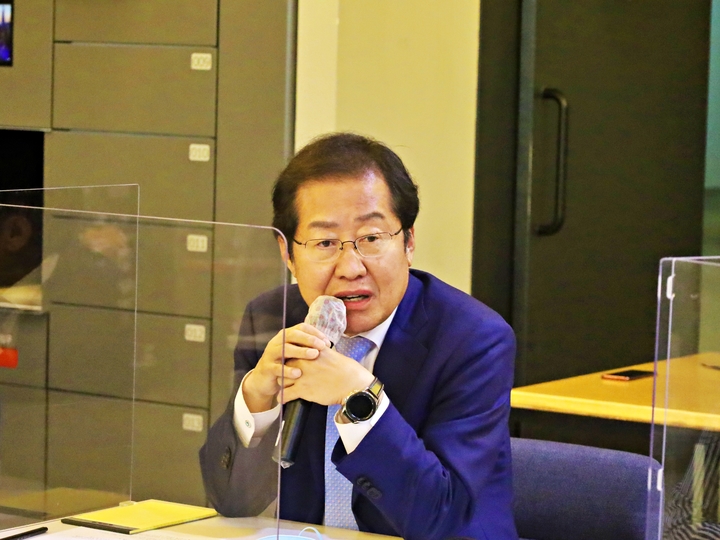 [부산=뉴시스]국민의힘 홍준표 예비후보는 1일 오후 부산에서의 마지막 공개일정으로 센텀기술창업센터를 방문해 ‘부산 블록체인 규제자유특구 사업과 추진현황’을 주제로 간담회를 가졌다. (사진=홍준표 캠프 제공) *재판매 및 DB 금지