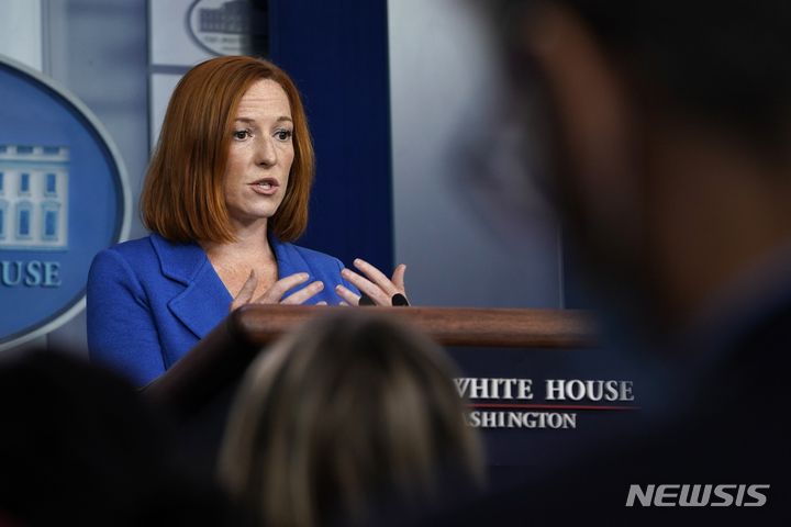 [워싱턴DC=AP/뉴시스] 31일(현지시간) 젠 사키 백악관 대변인이 미국 워싱턴 백악관에서 정례브리핑을 하고 있다. 2021.09.01.