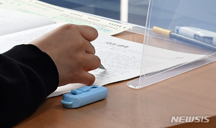 [서울=뉴시스] 홍효식 기자 = 한국교육과정평가원 수능 모의고사가 실시된 1일 오전 서울 마포구 종로학원 강북본원에서 응시생들이 1교시 국어영역 시험을 치르고 있다. (공동취재사진) 2021.09.01. photo@newsis.com