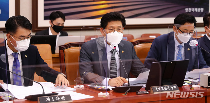 [서울=뉴시스] 최진석 기자 = 노형욱 국토교통부 장관. (공동취재사진) 2021.09.01. photo@newsis.com