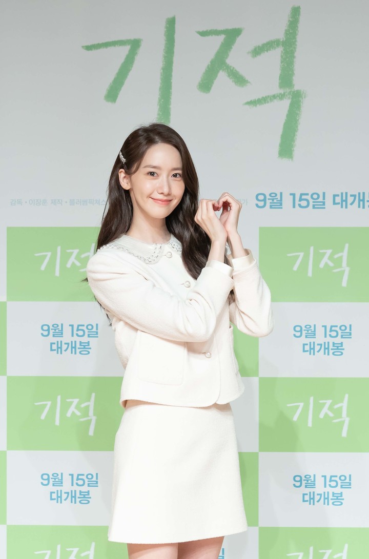 [서울=뉴시스] 박진희 기자 = 배우 임윤아가 1일 영화 '기적' 온라인 기자간담회에 참석하여 포토행사를 하고 있다. (사진=롯데엔터테인먼트 제공) 2021.09.01. photo@newsis.com *재판매 및 DB 금지