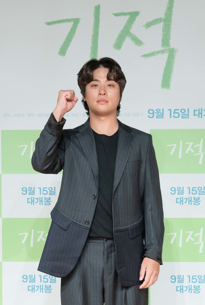 [서울=뉴시스] 박진희 기자 = 배우 박정민이 1일 영화 '기적' 온라인 기자간담회에 참석하여 포토행사를 하고 있다. (사진=롯데엔터테인먼트 제공) 2021.09.01. photo@newsis.com *재판매 및 DB 금지