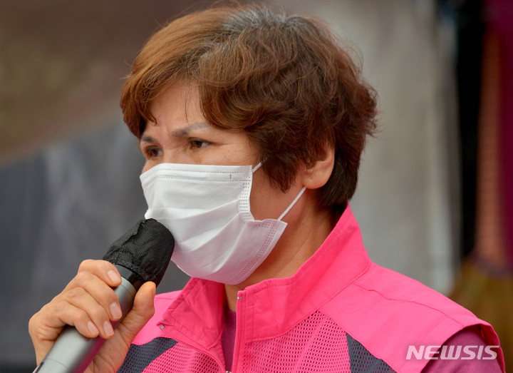 [광주=뉴시스] 변재훈 기자 = 폐암 투병 중인 퇴직 학교 급식 조리원 박지윤씨가 1일 오전 광주 서구 광주시교육청에서 열린 기자회견에 참석, 학교 급식실 노동 환경 개선 등을 요구하고 있다. 이날 회견을 통해 전국학교비정규직노동조합 광주지부는 학교 급식실 노동자의 직업성 암 발병 관련 전수조사와 인력 확충을 촉구했다. 2021.09.01. wisdom21@newsis.com