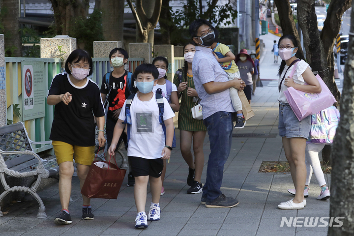 [타이베이=AP/뉴시스] 대만 수도 타이베이에서 1일 신학기를 맞아 초등학생들이 코로나19 예방을 위해 마스크를 착용한 채 등교하고 있다. 전국의 각급학교는 지난 5월 코로나19가 급속히 확산하자 일제히 문을 닫았다가 이날 수업을 재개했다. 2021.09.05