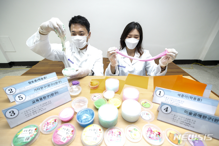 [서울=뉴시스] 정병혁 기자 = 국가기술표준원 관계자들이 1일 오후 서울 동대문구 한국의류시험연구원에서 리콜 명령이 내려진 슬라임, 색종이, 찰흙, 팔찌 등 8개 제품을 공개하고 있다. 2021.09.01. jhope@newsis.com