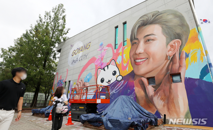 [고양=뉴시스] 배훈식 기자 = 1일 오후 경기 고양시 고양관광정보센터 외벽에 글로벌 아티스트 그룹 방탄소년단(BTS) 리더 RM(랩몬스터)의 벽화가 그려져 있다. 고양시는 BTS 팬클럽 아미(ARMY)와 협력해 RM의 생일인 이달 12일에 가로 18m, 세로 12m 규모의 RM 대형 벽화와 함께 포토존 등을 완성할 계획이다. 2021.09.01. dahora83@newsis.com