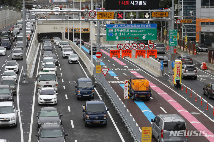 [서울=뉴시스] 고승민 기자 = 서울 영등포구 양평동-금천구 독산동을 연결하는 10.33km 왕복 4차로 도로인 서부간선 지하도로가 지난해 9월1일 월드컵대교와 함께 개통됐다. 사진은 서부간선 지하도로 독산동 출입구 모습. 2022.10.29. kkssmm99@newsis.com