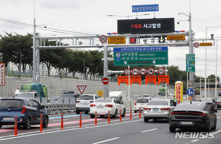 [서울=뉴시스] 고승민 기자 = 서울 영등포구 양평동-금천구 독산동을 연결하는 10.33km 왕복 4차로 도로인 서부간선 지하도로가 1일 월드컵대교와 함께 개통됐다. 사진은 서부간선 지하도로 독산동 진출입로 모습. 2021.09.01. kkssmm99@newsis.com
