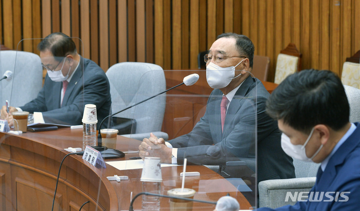 [서울=뉴시스] 전신 기자 = 정홍원 국민의힘 선거관리위원장이 1일 서울 여의도 국회에서 열린 선관위 회의에서 발언하고 있다. (공동취재사진) 2021.09.01. photo@newsis.com