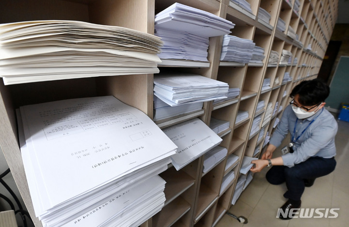 [서울=뉴시스] 최진석 기자 = 서울 여의도 국회의 한 상임위원회 앞 복도에서 관계자가 처리를 기다리는 계류 법안들을 정리하고 있다. (공동취재사진) 2021.09.01. photo@newsis.com