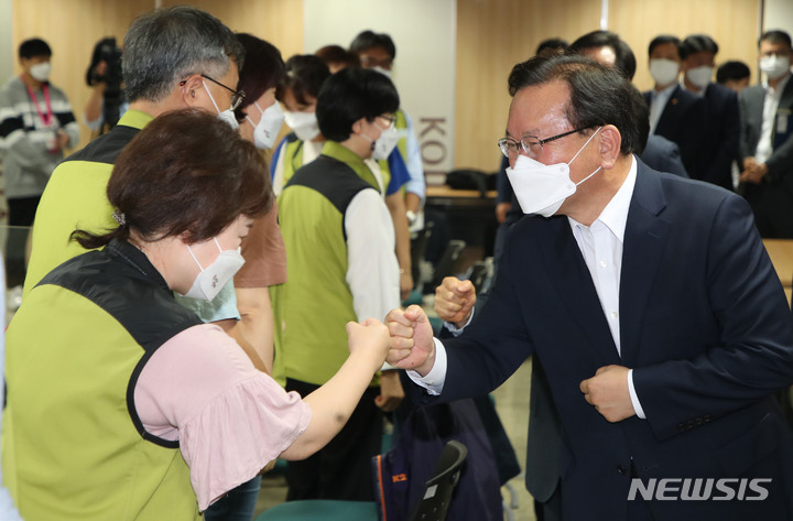 [서울=뉴시스] 김명원 기자 = 보건의료노동조합이 예고한 총파업이 하루 앞으로 다가온 1일 김부겸 총리가 서울 영등포구 의료기관평가인증원에서 열린 보건복지부와 보건의료노조 제13차 노정 실무교섭 현장을 방문해 참석자들과 인사를 나누고 있다. (공동취재사진) 2021.09.01. photo@newsis.com