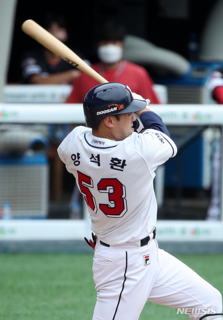 [서울=뉴시스] 고범준 기자 = 1일 오후 서울 송파구 잠실야구장에서 열린 2021 KBO리그 두산 베어스와 KIA 타이거즈의 더블헤더 1차전 경기, 6회말 두산 양석환이 2루타를 치고 있다. 2021.09.01. bjko@newsis.com