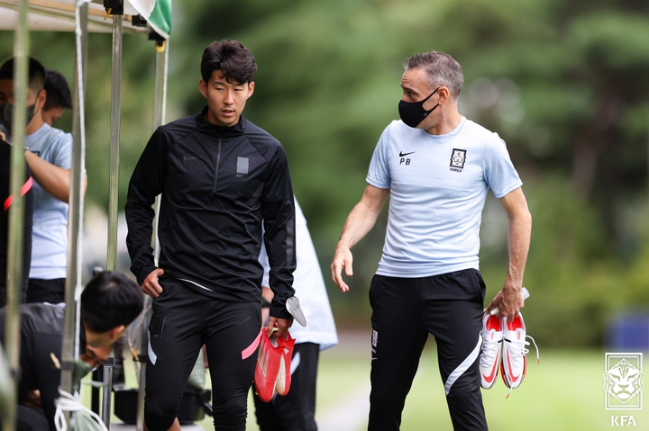 [서울=뉴시스] 조성우 기자 = 한국 축구대표팀 손흥민이 1일 경기도 파주 트레이닝센터에서 열린 2022 카타르 월드컵 아시아지역 최종예선 이라크와 1차전 대비 훈련에서 벤투 감독과 대화하고 있다. (사진=대한축구협회 제공) 2021.09.01. photo@newsis.com *재판매 및 DB 금지