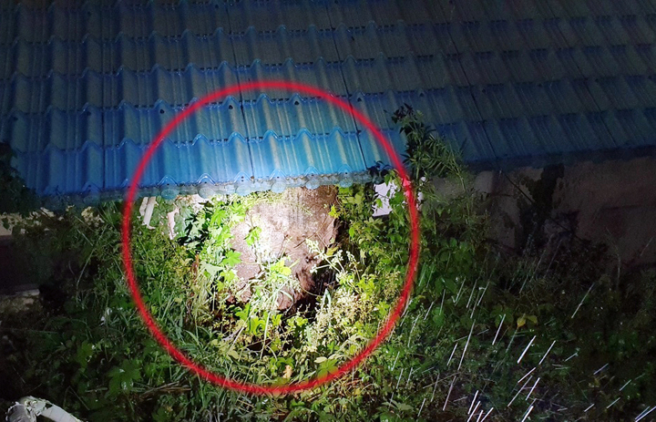 [부산=뉴시스] 부산지역에 호우주의보가 발령된 1일 밤 금정구 금성동의 한 주택 뒷편에 150㎏짜리 돌덩이가 굴러와 벽면에 박혔다. 2021.09.02. (사진=부산소방재난본부 제공). photo@newsis.com *재판매 및 DB 금지