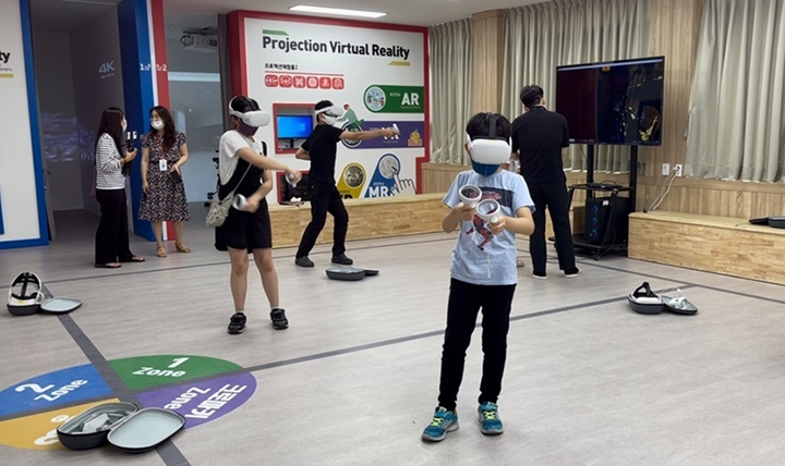 [익산=뉴시스] 강명수 기자 =원광대학교는 미래 교육패러다임 변화와 메타버스 시대 대응에 주력하고 있다고 2일 밝혔다. AR·VR·MR 체험 사진. (사진 =원광대학교 제공) 2021.09.02. photo@newsis.com *재판매 및 DB 금지