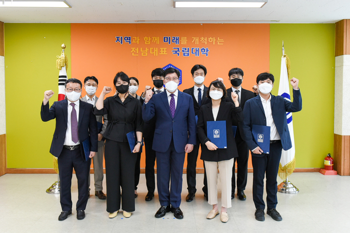 순천대학교 고영진 총장과&nbsp; 신임교수 9명이 임명장 수여식후 기념촬영 하고 있다. (사진=순천대 제공) *재판매 및 DB 금지