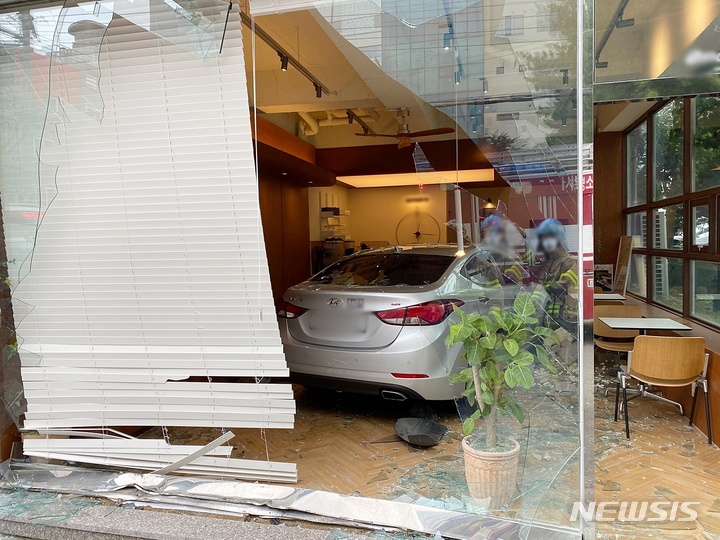 [대구=뉴시스] 이지연 기자 = 2일 오후 12시9분 대구 달서구 죽전동의 한 카페에 승용차가 돌진해 운전자 등 5명이 경상을 입었다. (사진=대구소방안전본부 제공) 2021.09.02. photo@newsis.com
