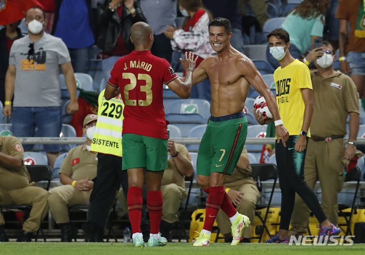 [알가르브=AP/뉴시스] 크리스티아누 호날두(포르투갈)가 1일(현지시간) 포르투갈 알가르브의 이스타디우 알가르브에서 열린 2022 카타르 월드컵 유럽예선 A조 아일랜드와의 경기 후반 추가 시간 역전 골을 넣고 동료와 기쁨을 나누고 있다. 호날두는 이날 2골을 터트리며 A매치 최다 111호 골 신기록을 세웠다. 2021.09.02.