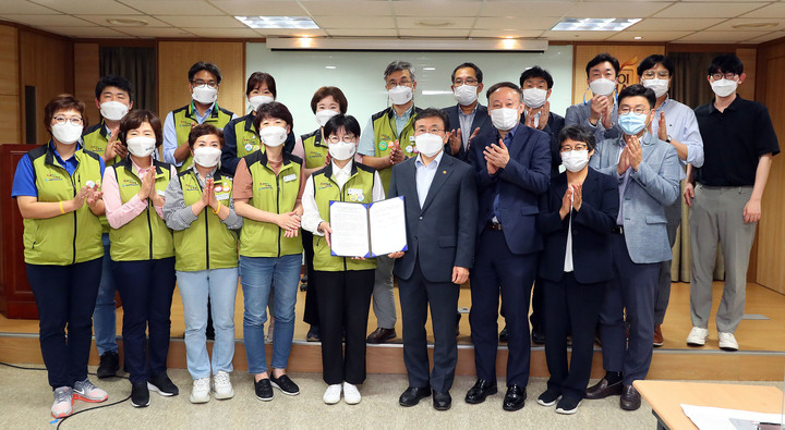 [서울=뉴시스] 나순자 보건의료노조 위원장과 권덕철 보건복지부 장관이 2일 오전 서울 영등포구 의료기관평가인증원에서 전국보건의료산업노동조합과 보건복지부 간 13차 노정실무교섭이 타결된 후 기념촬영을 하고 있다. (사진=보건복지부 제공) 2021.09.02. photo@newsis.com *재판매 및 DB 금지