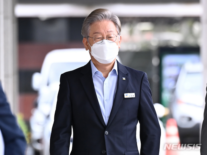 [수원=뉴시스] 김종택기자 = 이재명 경기도지사가 2일 오전 수원시 경기도의회에서 열린 제354회 임시회 제3차 본회의에 출석하고 있다. 2021.09.02. jtk@newsis.com