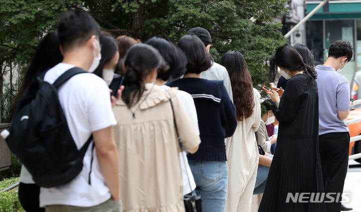 [서울=뉴시스] 백동현 기자 = 프랑스 고가 브랜드 샤넬이 한국 내 일부 제품 가격을 인상한 2일 오전 서울 중구 롯데백화점 인근 모습. 앞서 샤넬은 2월에 이어 7월에도 국내 주요 상품의 가격을 올렸다. 2021.09.02. livertrent@newsis.com