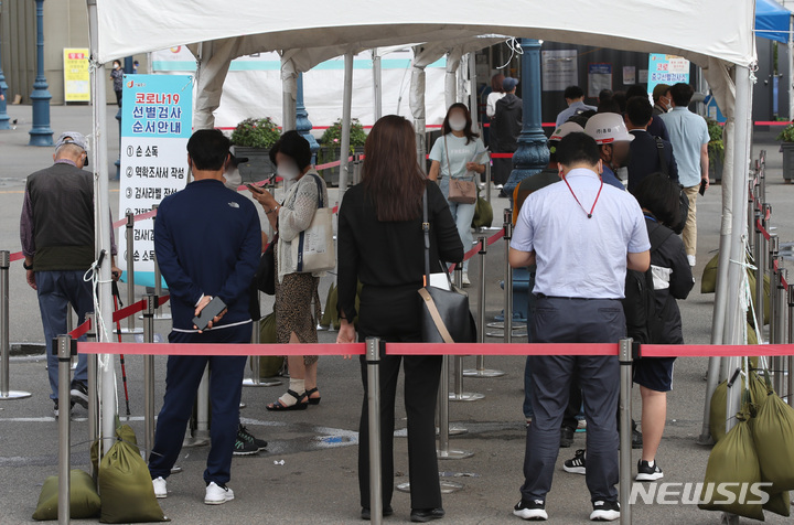 [서울=뉴시스] 조수정 기자 = 지난 2일 오전 서울 중구 서울역광장 코로나19 임시선별검사소에서 시민들이 검사를 받기 위해 줄서 기다리고 있다. 2021.09.02. chocrystal@newsis.com