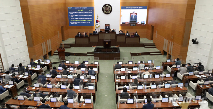 [서울=뉴시스] 홍효식 기자 = 김인호 서울시의회 의장이 지난 9월2일 오전 서울 중구 서울시의회에서 제302회 임시회 제2차 본회의를 주재하고 있다. 2021.09.02. yesphoto@newsis.com