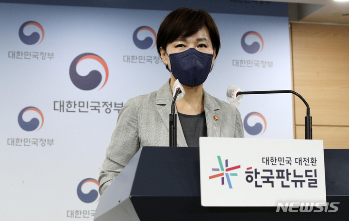 [서울=뉴시스]전현희 국민권익위원장의 모습. (사진=뉴시스DB). 2021.09.02. 