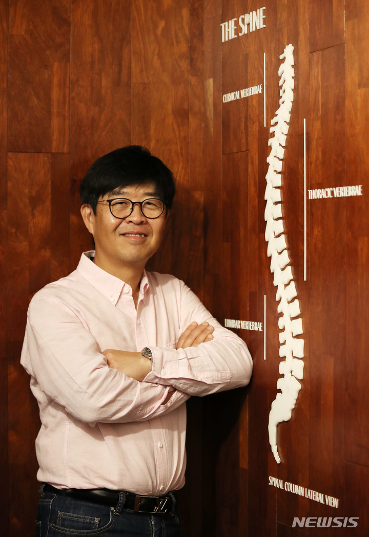 [서울=뉴시스] 고범준 기자 = 세계 척추분야 권위자 앤서니 신 박사가 2일 오전 서울 양천구 엘앤케이바이오메드 서울사무소에서 뉴시스와 인터뷰에 앞서 포즈를 취하고 있다. 2021.09.03. bjko@newsis.com