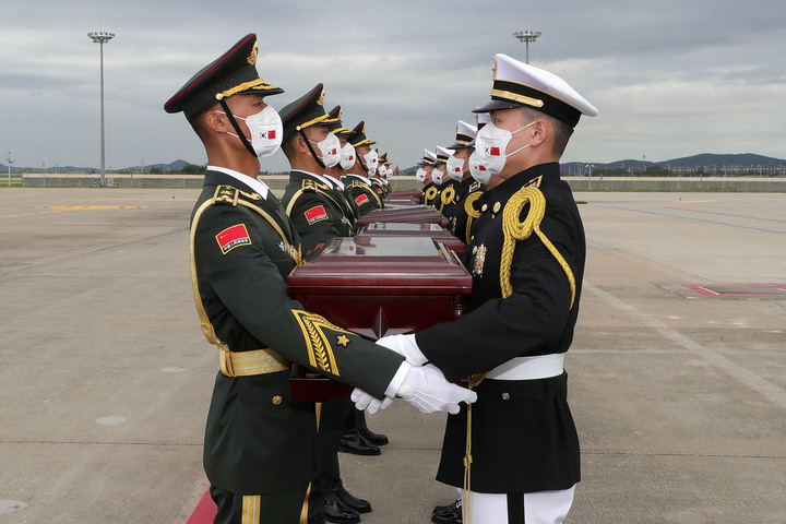 [서울=뉴시스]지난해 9월2일 국방부가 인천국제공항에서 8차 중국군 유해 인도식 행사를 개최했다고 밝혔다. (사진=국방일보 제공) 2021.09.02. photo@newsis.com *재판매 및 DB 금지