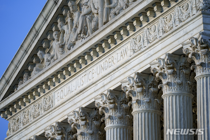 [워싱턴=AP/뉴시스]지난 6월30일 워싱턴 DC의 미 연방 대법원의 모습. 조 바이든 미 대통령은 2일(현지시간) 미 연방 대법원이 대부분의 낙태를 금지하는 텍사스주으 법안을 저지하지 않기로 한 것을 강력히 비난하면서 여성과 낙태 시술을 하는 의사들이 영향을 받지 않도록 보호하기 위해 할 수 있는 모든 것을 다 하도록 연방기관들에 지시했다. 2021.9.3