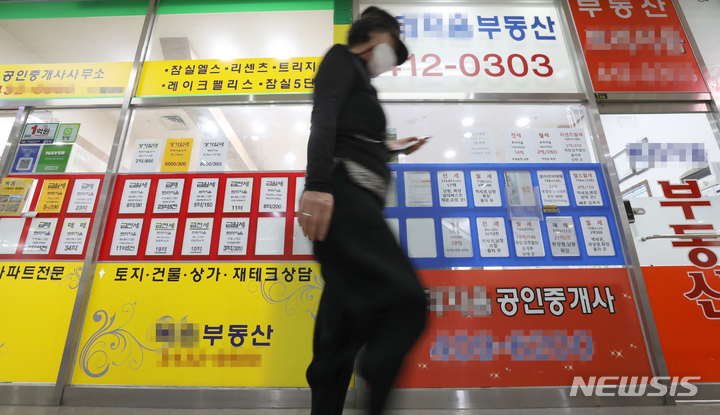[서울=뉴시스] 조성우 기자 = 서울 송파구 한 아파트 상가 내 공인중개사사무소에 시세표가 붙어있다. 2021.09.02. xconfind@newsis.com